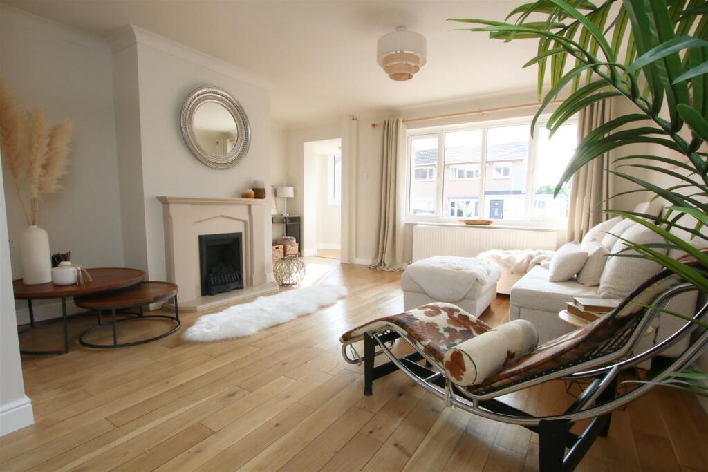 OPEN PLAN LOUNGE &amp; DINING ROOM
