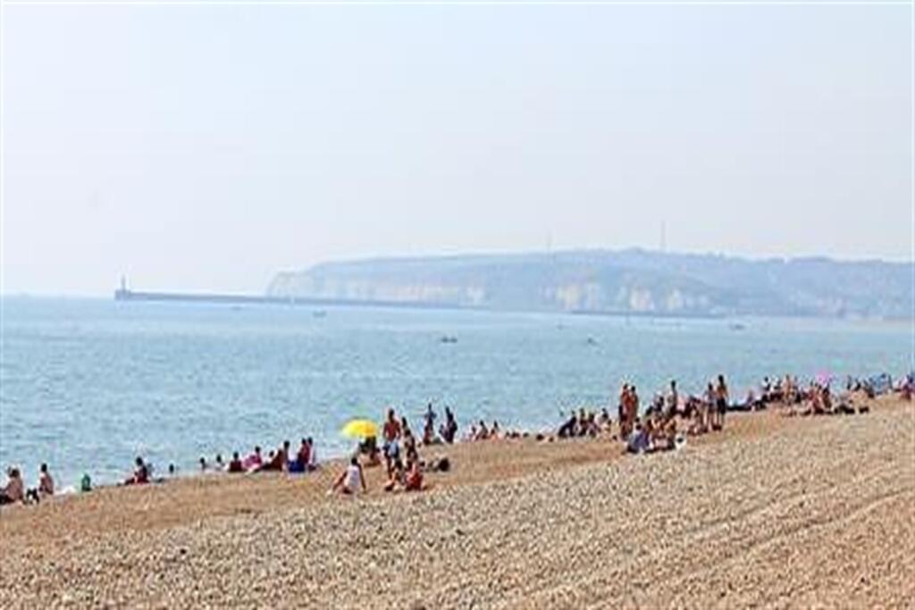 Seafront+close+by
