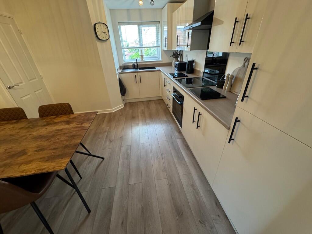 FITTED KITCHEN