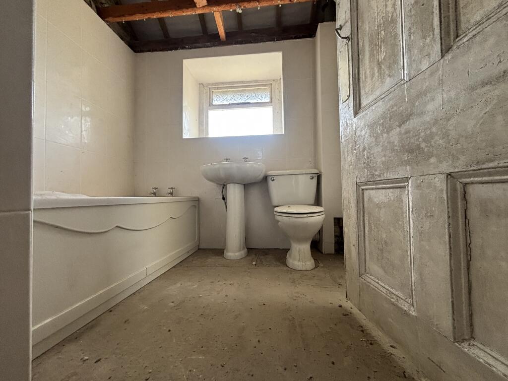 BATHROOM T202507111601.jpg