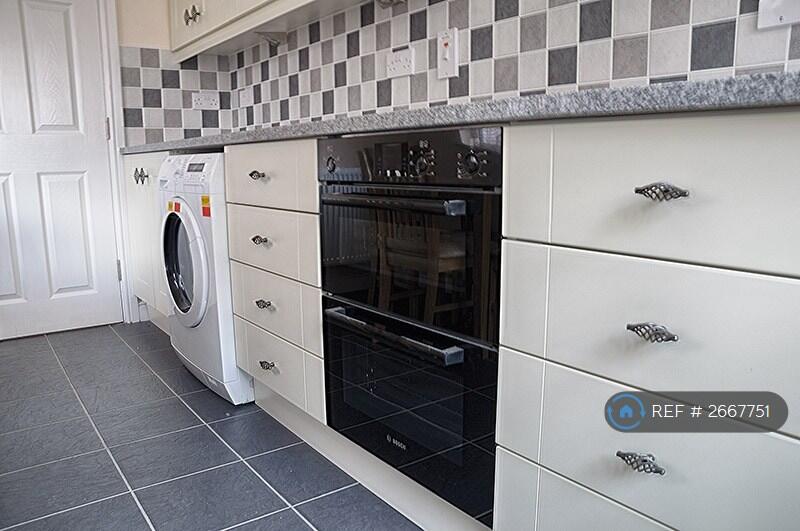 Kitchen Photo 2