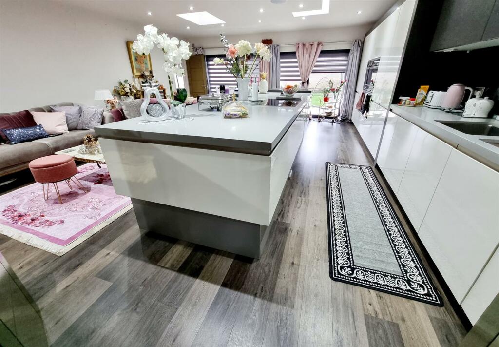 OPEN PLAN RECEPTION &amp; LUXURY FITTED KITCHEN/DINER: