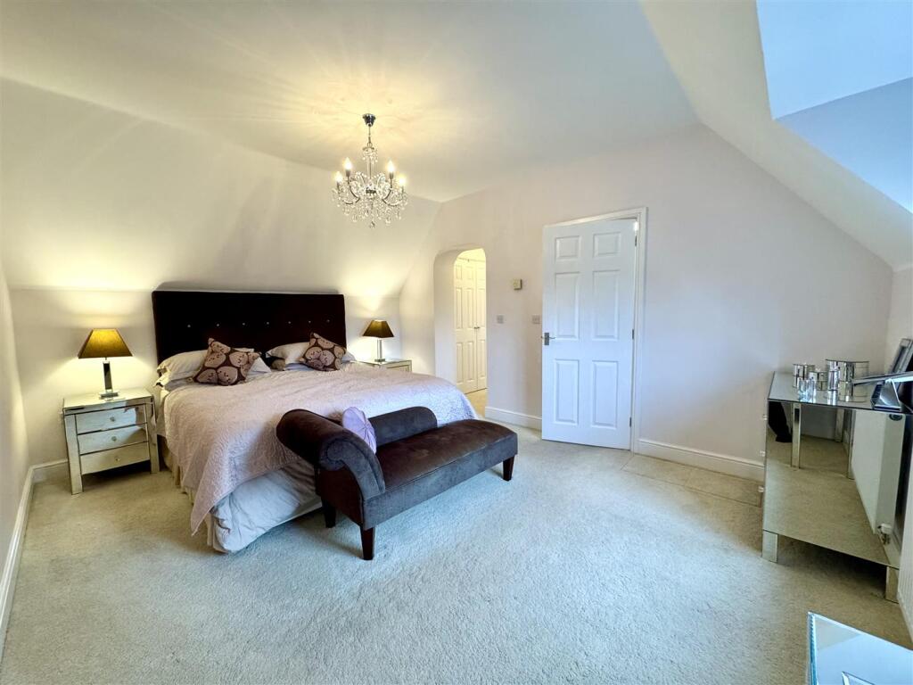 PRINCIPAL BEDROOM