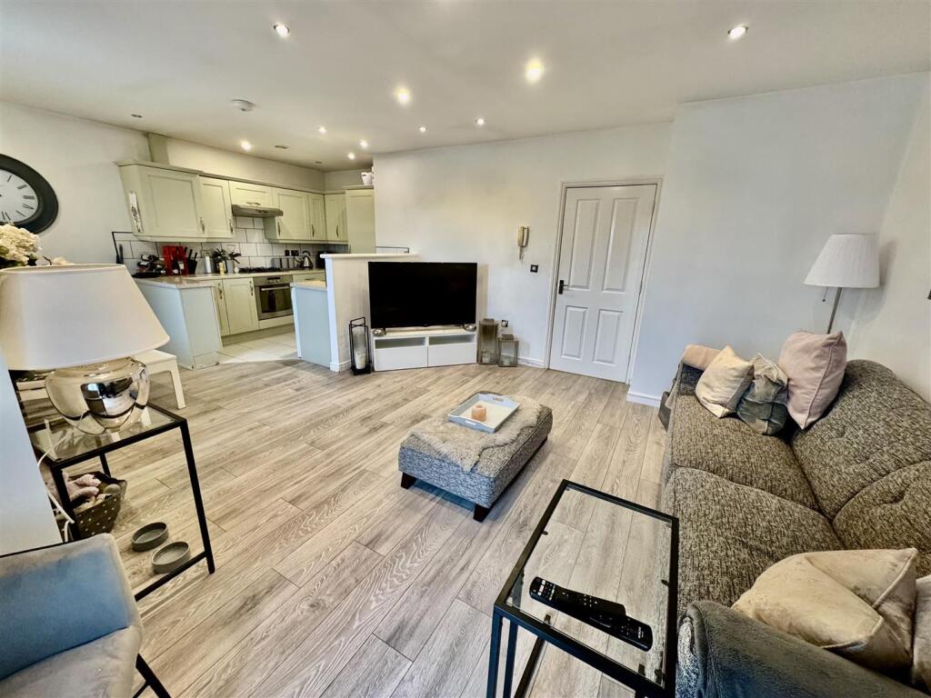 Open Plan Living Room/ Dining Room Kitchen