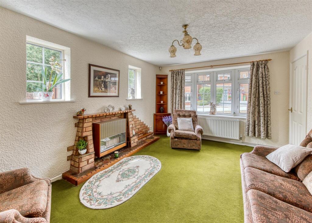 5 Churchward Grove-Living Room (2).jpg