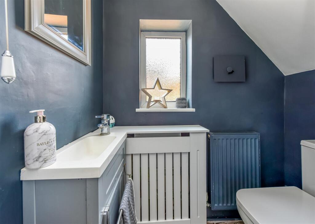 53 Wakeley Hill-Cloakroom.jpg