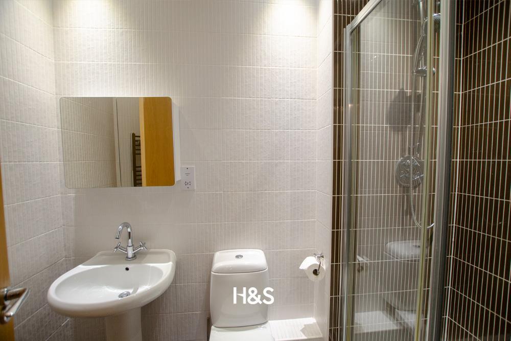 50 Woodshires Road - ensuite 2.jpg