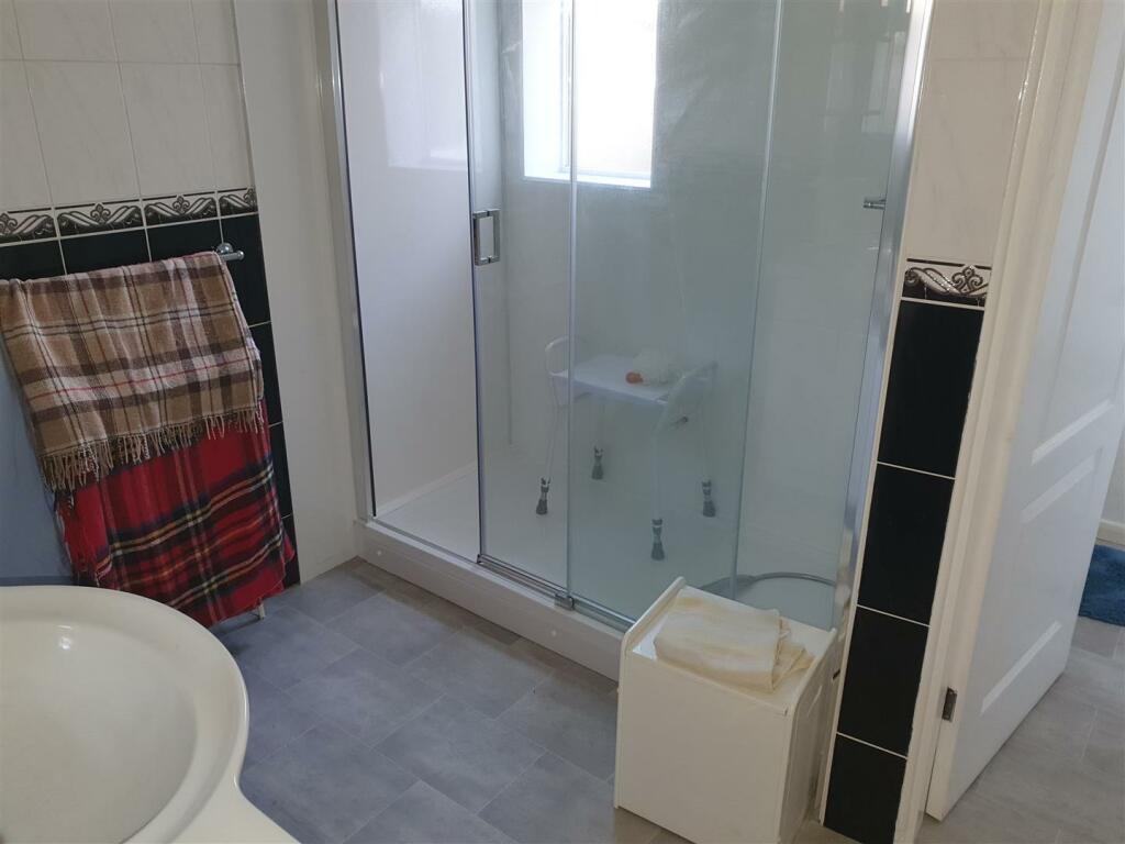 SHOWER ROOM