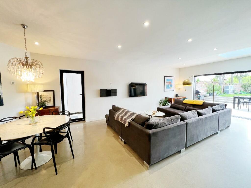 Main Room pic 7.jpg