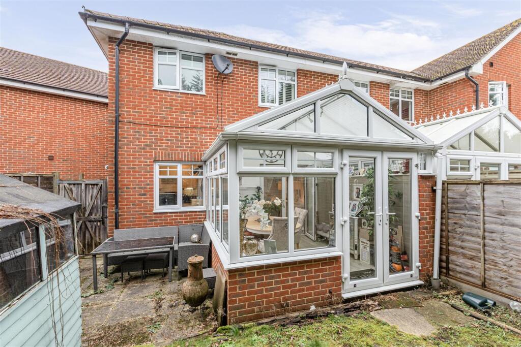 5 Loxley Close, Byfleet, KT14 7GA - 11.jpg