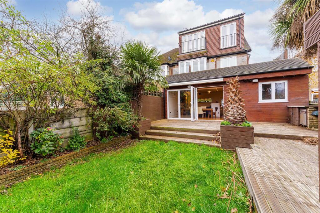 41 Oaklands Avenue, Isleworth TW7-19.jpg