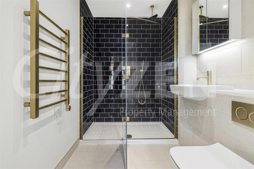 EN SUITE SHOWER ROOM