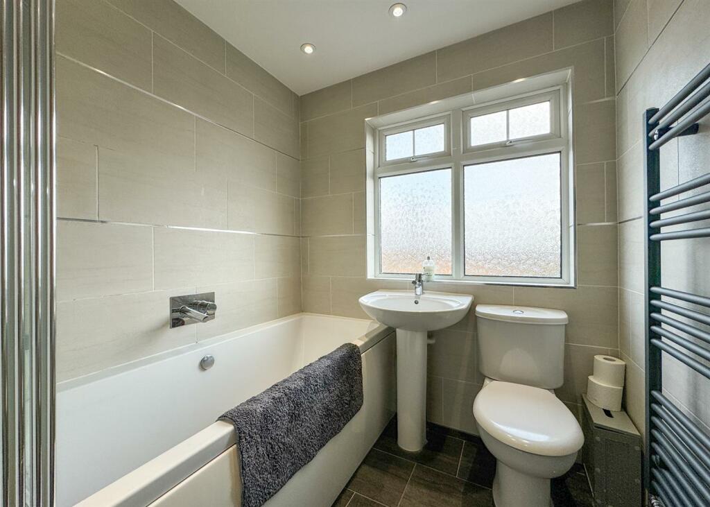 FIRST FLOOR BATHROOM