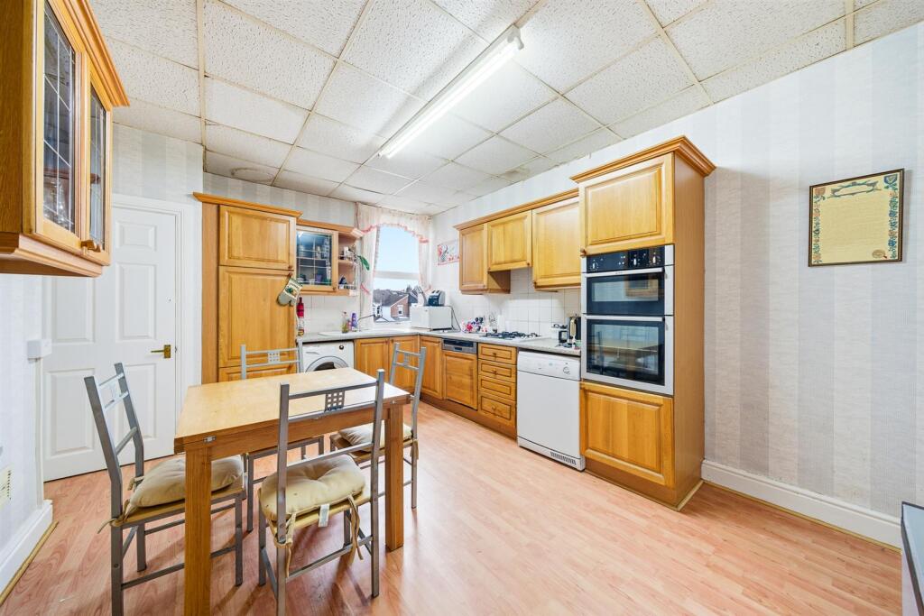 Kitchen 1.jpg