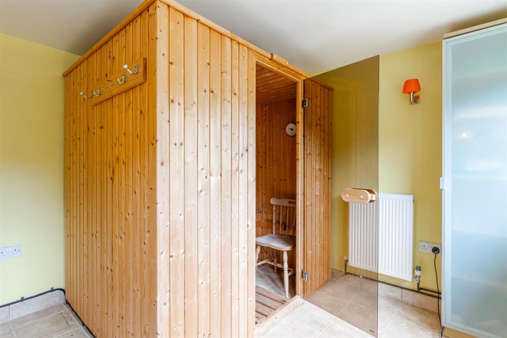 A24 - Ridgwood, Rock End Avenue - 250901.jpg