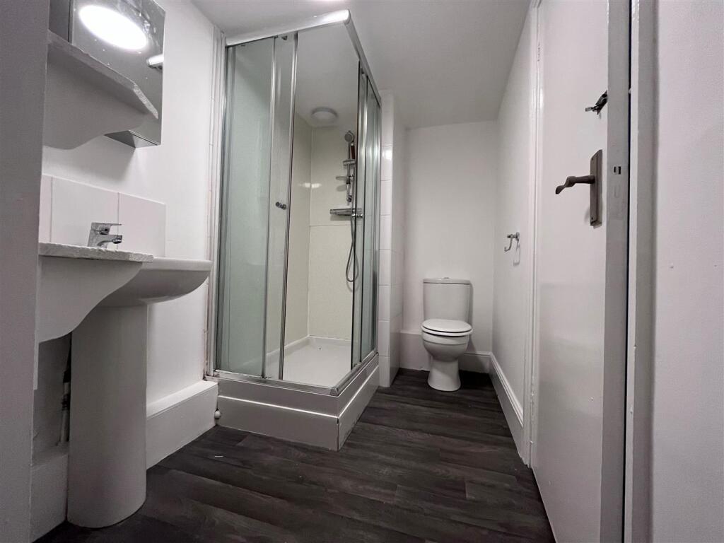LFG 103 DR Bathroom.jpg