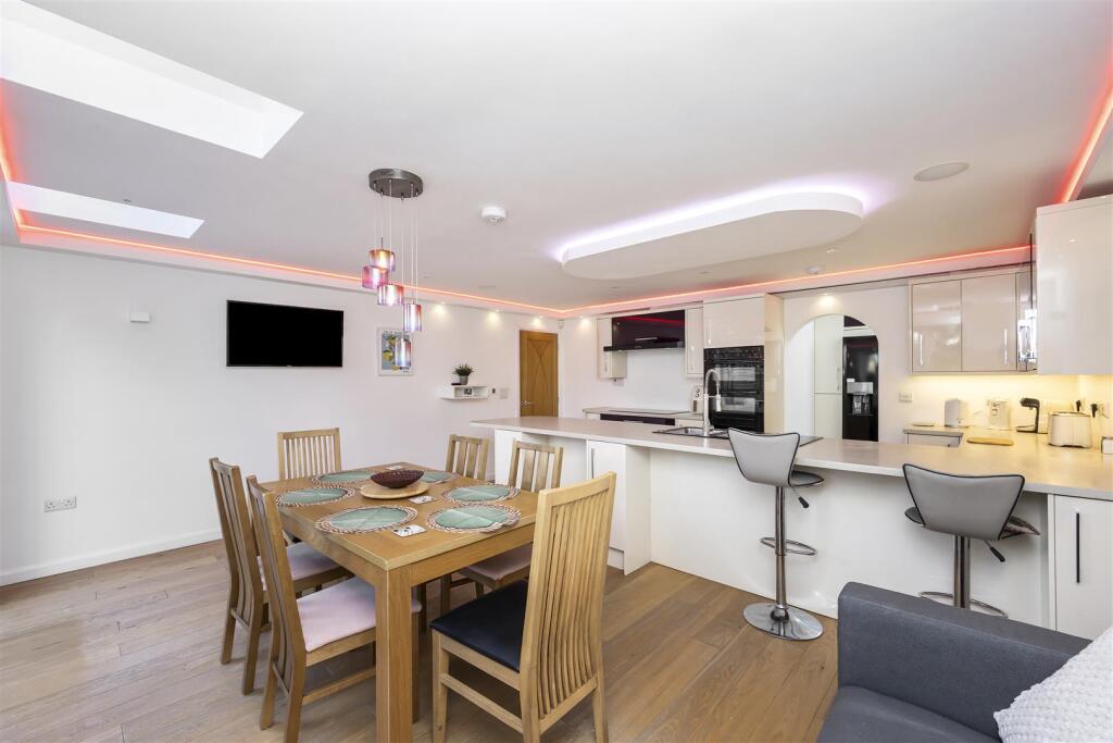 Courtlands Close 8-014.JPG