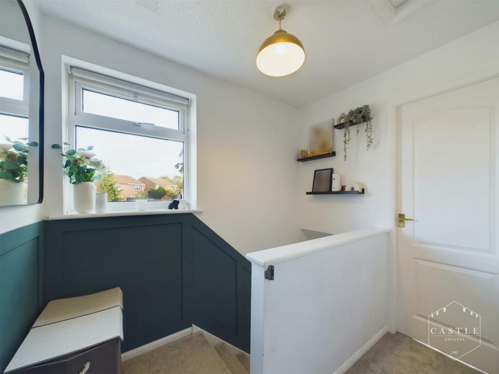FIRST FLOOR LANDING