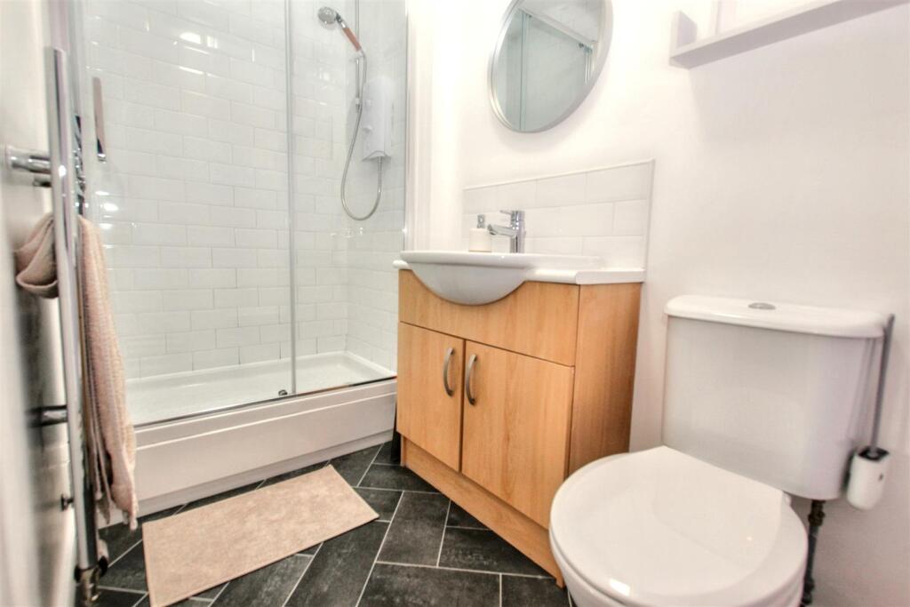 11- Ensuite.jpg