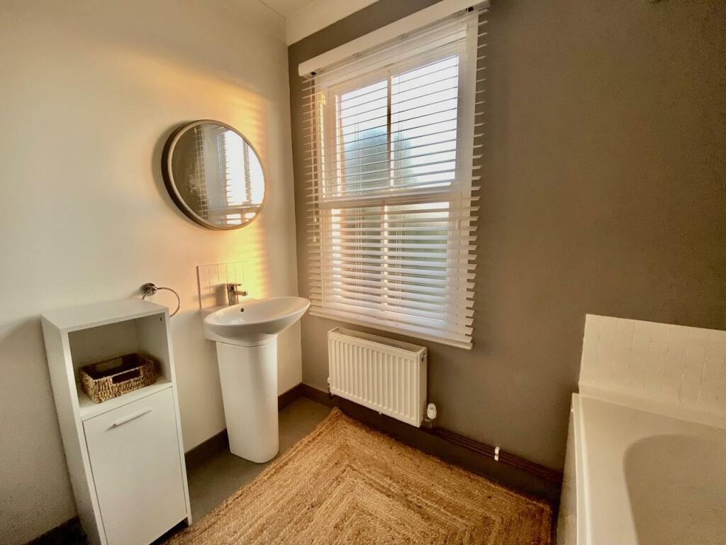 Bathroom 1.jpg