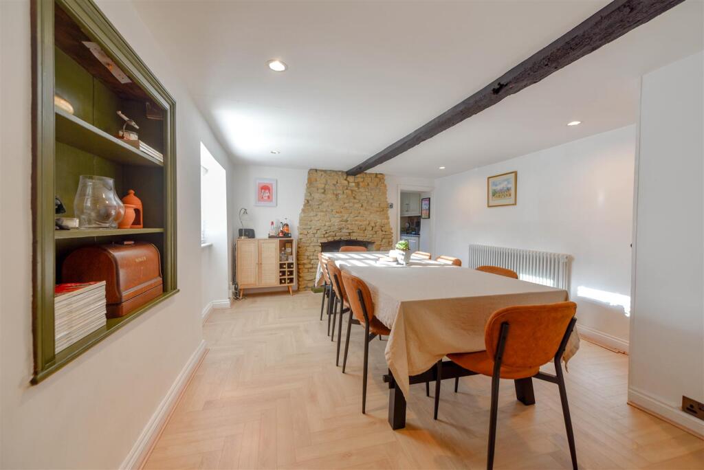 SITTING/DINING ROOM