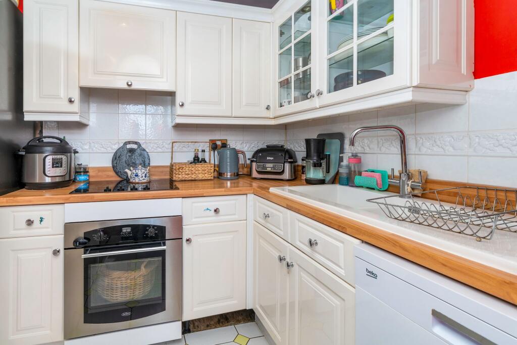 Kitchen 2 For Sale 3 Bedroom Flat Conservatory Court Upper Nowood SE19 www.steele.london