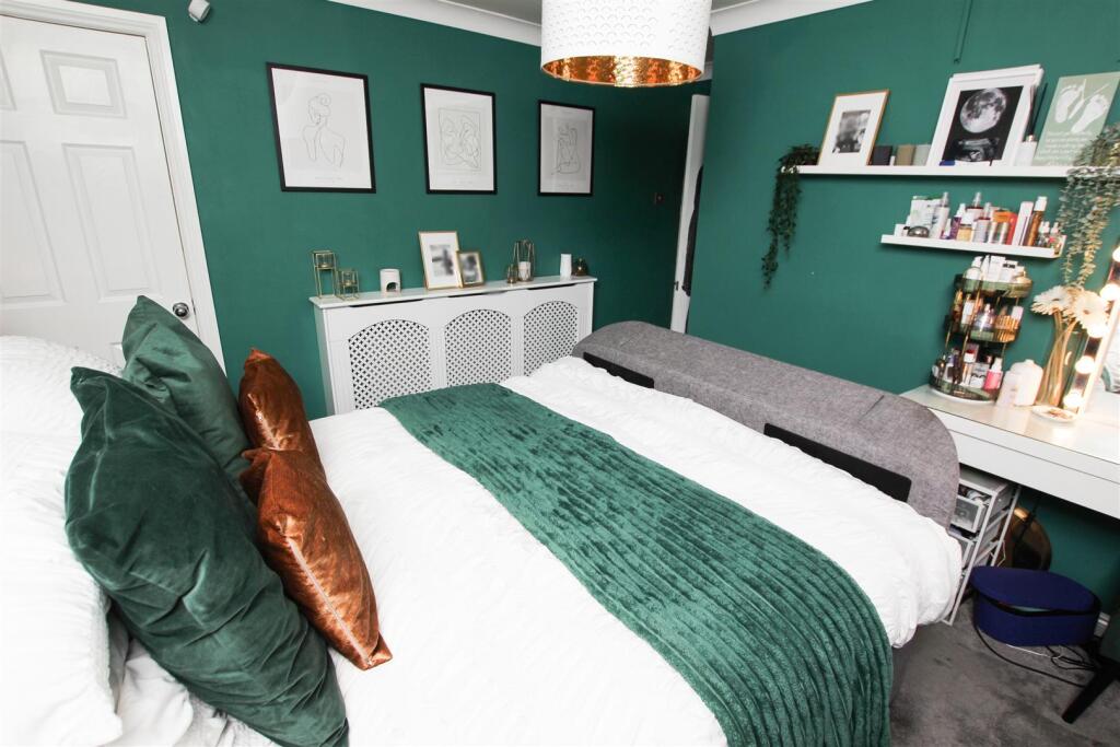 MAIN BEDROOM