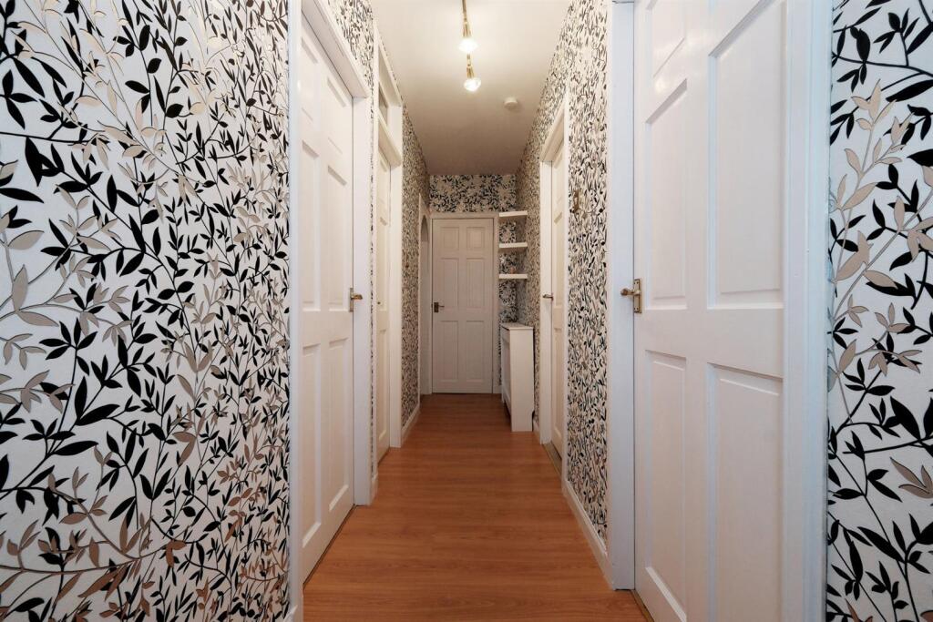 16 - Hallway.jpg