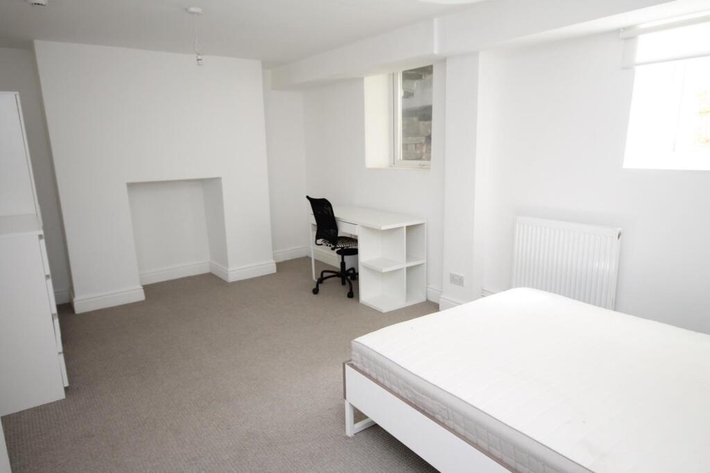 Bedroom 1 (Copy).JPG