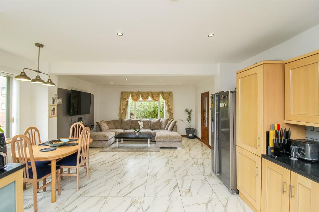 OPEN PLAN KITCHEN/DINING/LIVING ROOM