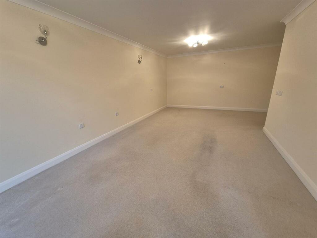 Ashton View, 14 - Lounge 3.jpg