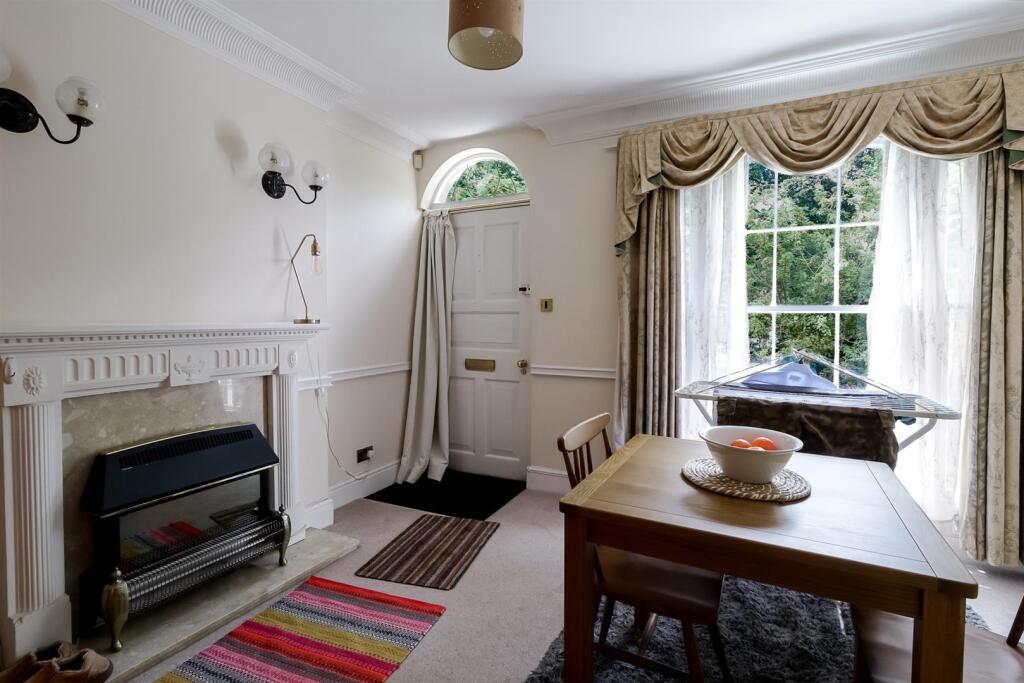 2-bed-2-bath-central-cheltenham (14).jpg