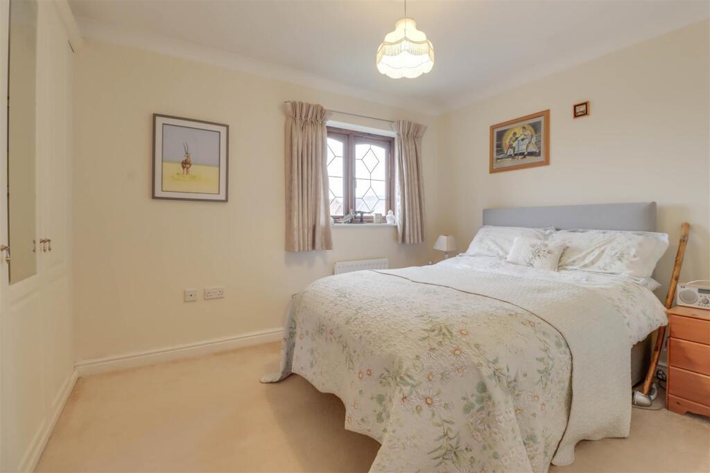 38 MERSEA CRES INSIDE-9.jpg
