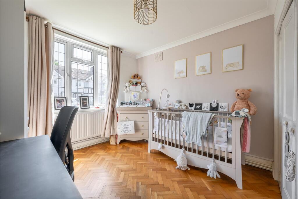Onslow Gardens, E18
