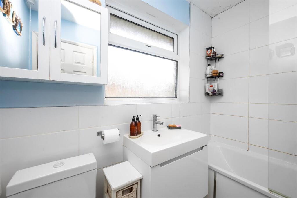 Chichester Close 3 BATHROOM.jpeg