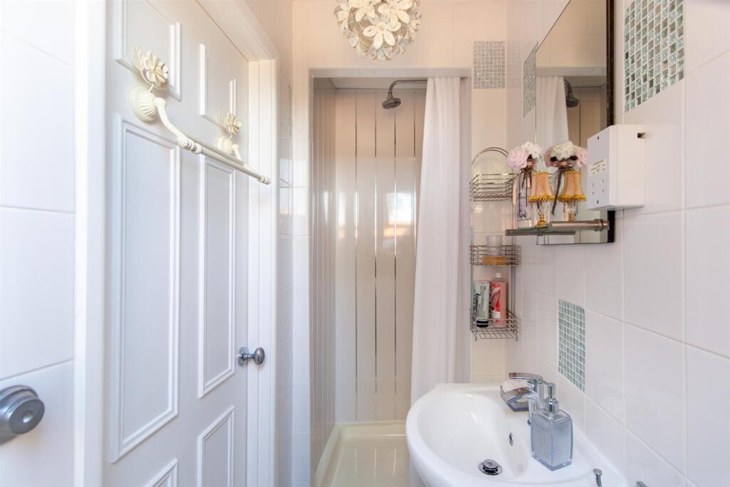 5 Rochester Close 32.jpg