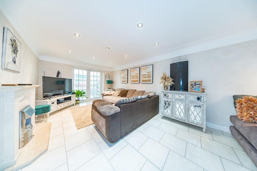 53 Walpole Ave lounge 2.jpg