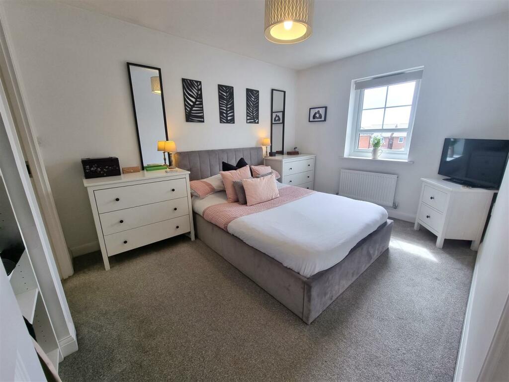 Bedroom 1.jpg