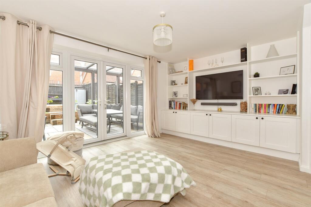 Lounge/Dining Area