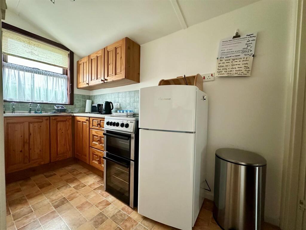 Kitchen 2.jpg