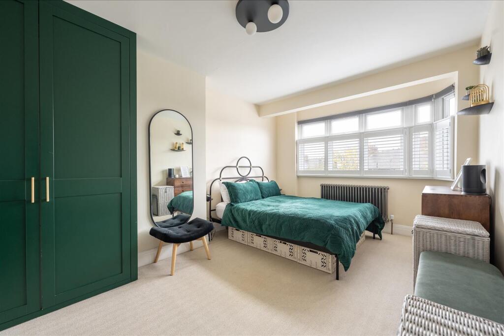 Larkshall Crescent E4