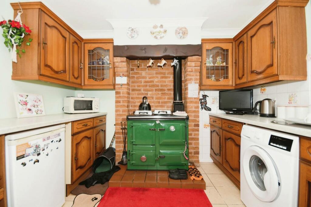 KITCHEN 02.jpg