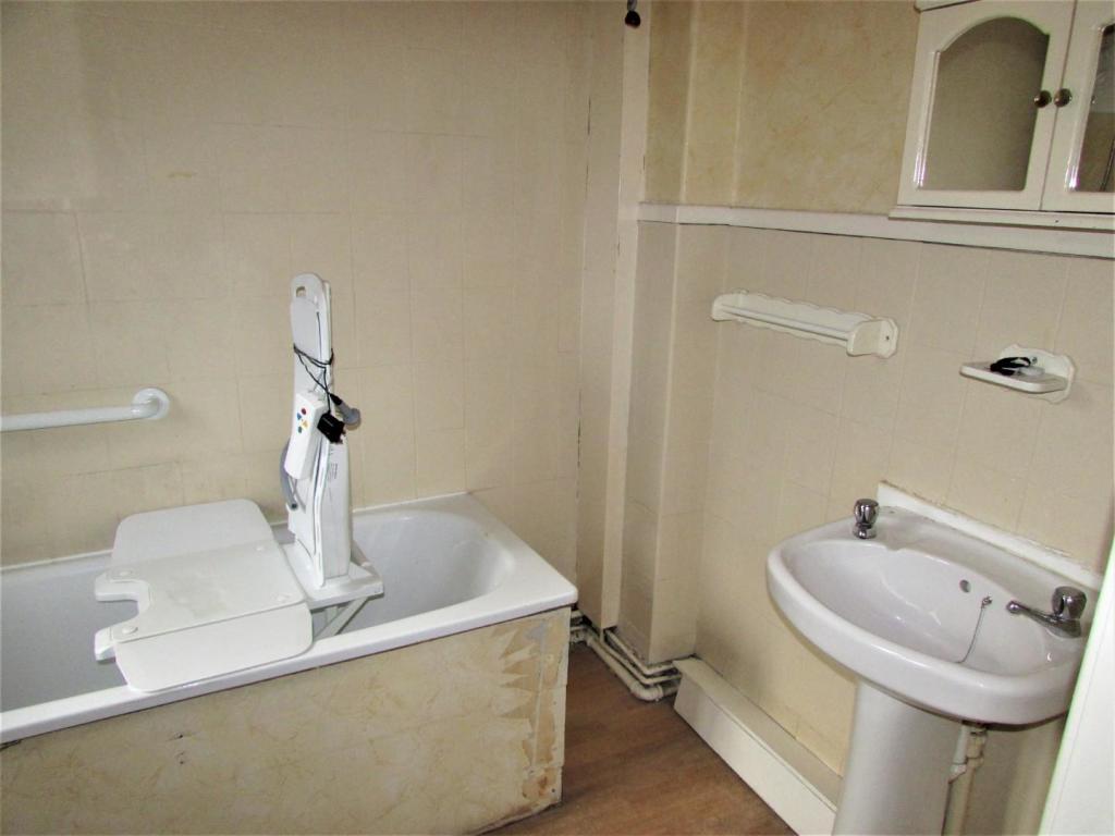 LaycockGv7bath2.JPG