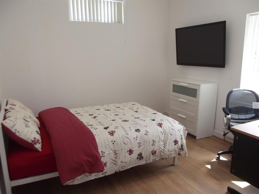 Bright, tidy bedroom with a comfortable double ...