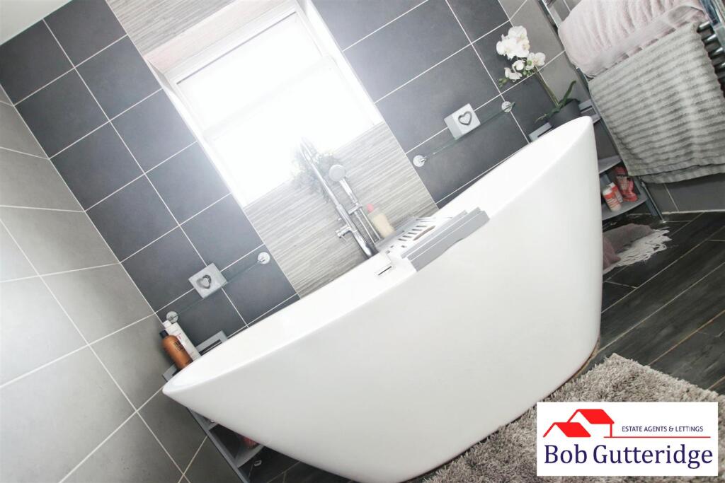 FIRST FLOOR FOUR PIECE FAMILY BATHROOM