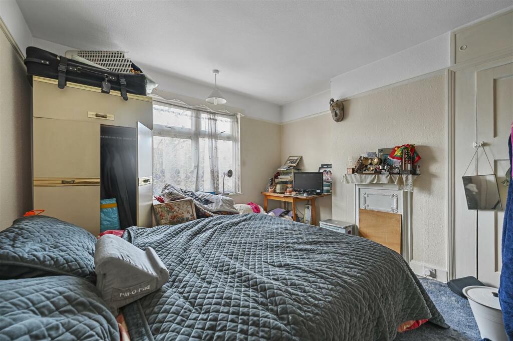 Aston Rowe - Long Drive2.JPG