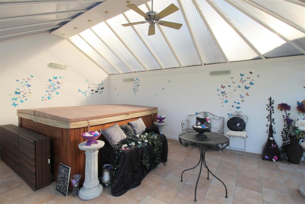 Leach Lane, 102 - Conservatory 1.JPG