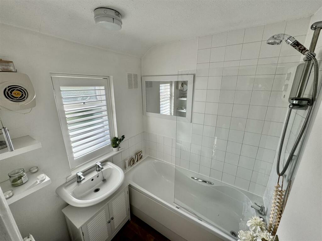 FAMILY BATHROOM