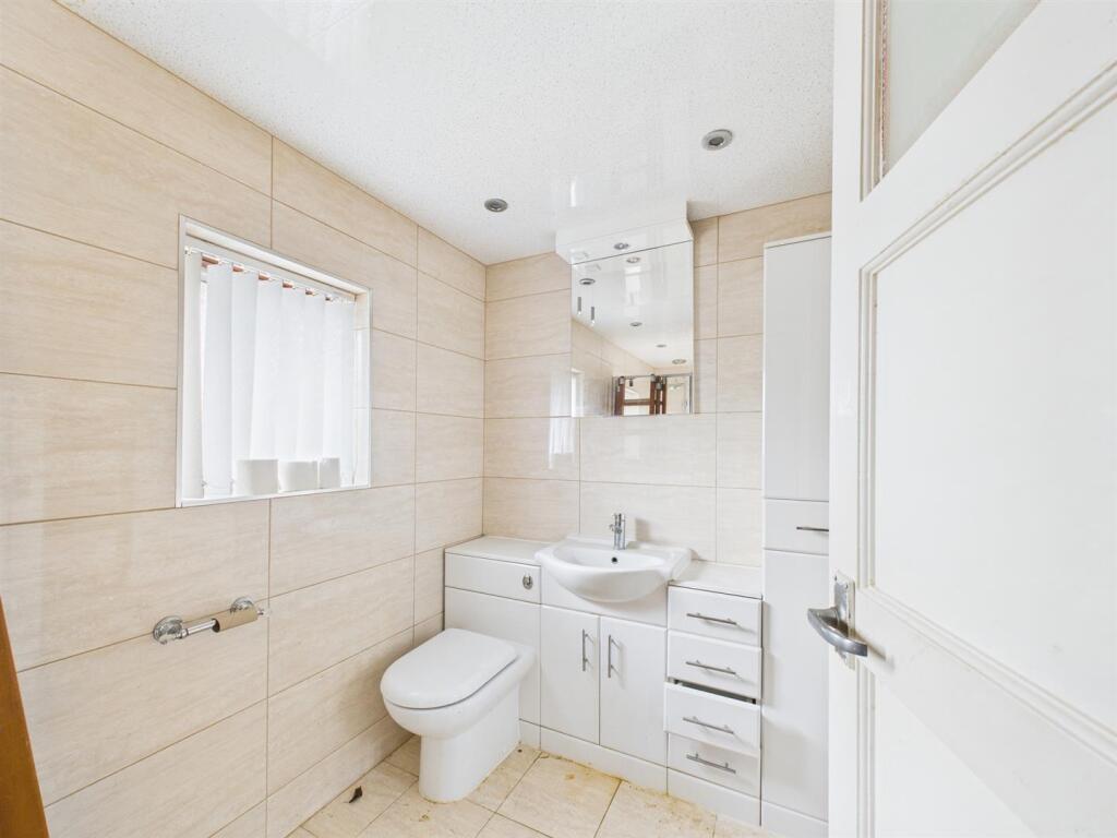 SHOWER ROOM / W.C.