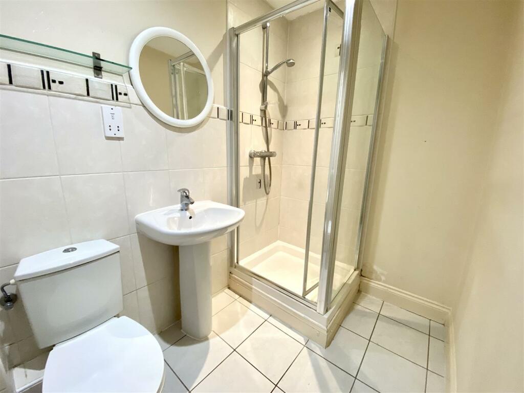 EN-SUITE SHOWER ROOM